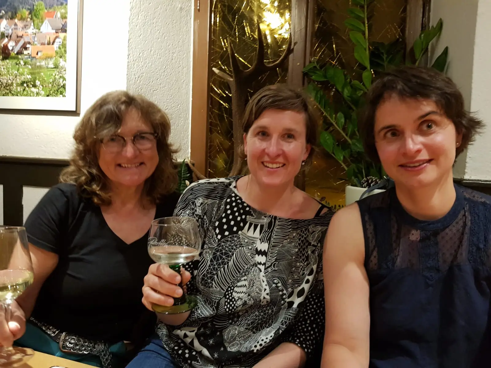 Drei Frauen der Frauenliste bei einem geselligen Abend.